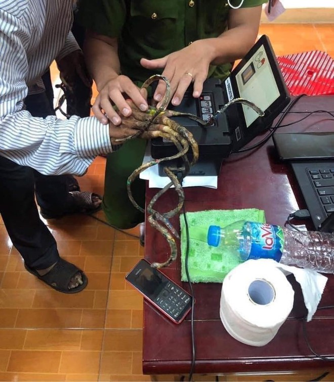 30 phút không lấy được vân tay làm CCCD, “dị nhân” có bộ móng tay dài nhất Việt Nam nói: Giờ tôi mà cắt móng tay đi sẽ bị ốm - Ảnh 1. 30 phút không lấy được vân tay làm CCCD, “dị nhân” có bộ móng tay dài nhất Việt Nam nói: Giờ tôi mà cắt móng tay đi sẽ bị ốm - Ảnh 1.