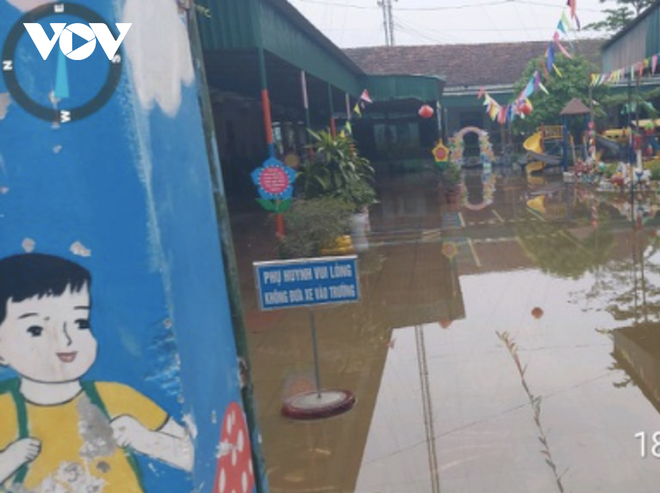 Hàng trăm học sinh buộc phải nghỉ học vì trường ngập nước dù trời nắng chang chang - Ảnh 2.