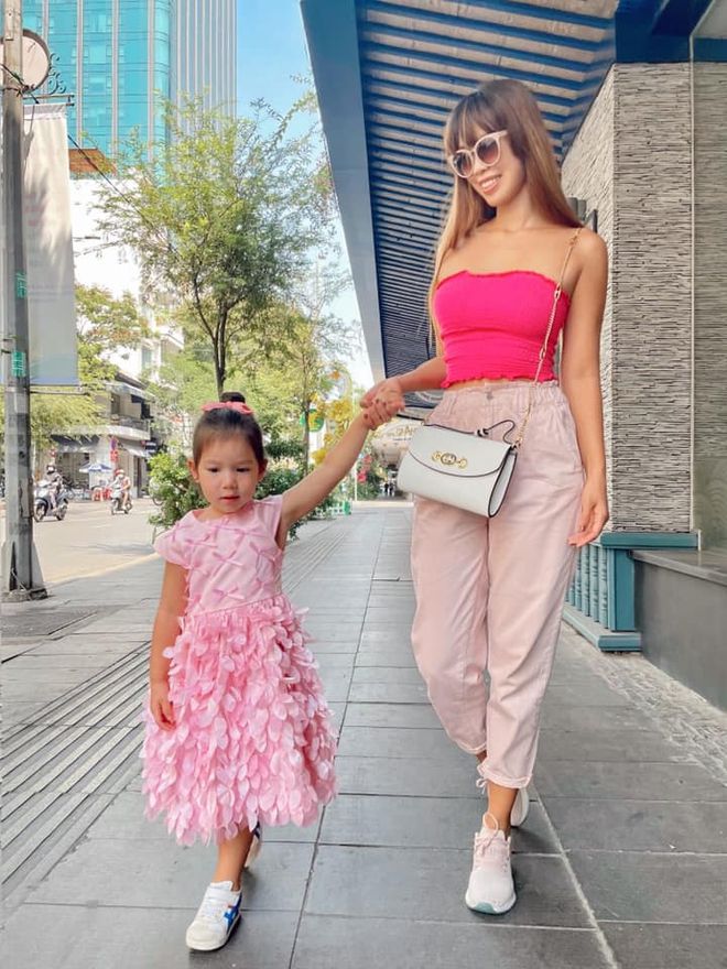 Sau 1 năm cho con đi học sớm, vợ chồng siêu mẫu Hà Anh hạnh phúc vì bé Myla bộc lộ nhiều tài năng, kiếm được tiền khi mới 2 tuổi nhờ page thời trang riêng - Ảnh 12.