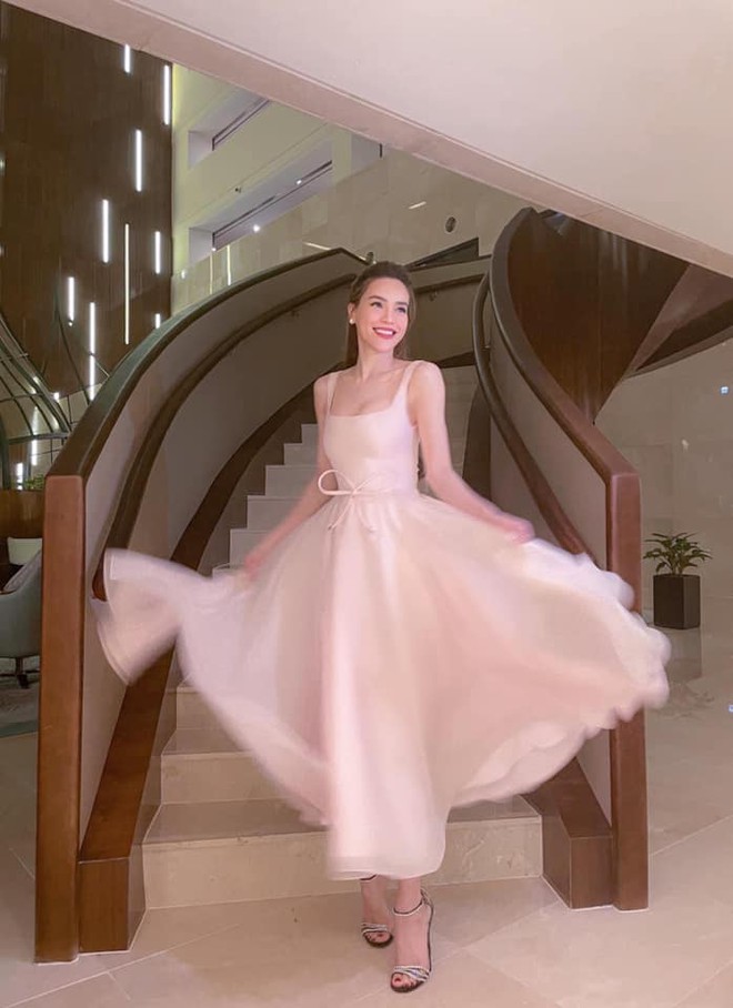 H&agrave; Hồ kho&aacute;i l&ecirc;n đồ sexy ngộp thở, chẳng ngờ bị netizen chỉ ra nhược điểm kh&oacute; n&oacute;i - Ảnh 2.