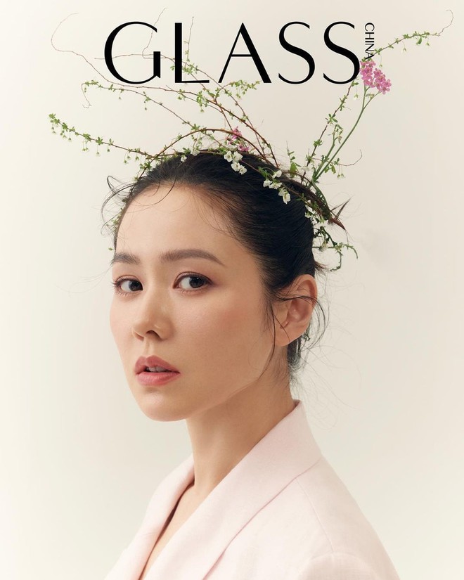 Son Ye Jin đẳng cấp như nữ thần mùa xuân, ảnh hậu trường còn xuất sắc hơn cả ảnh tạp chí - Ảnh 2.