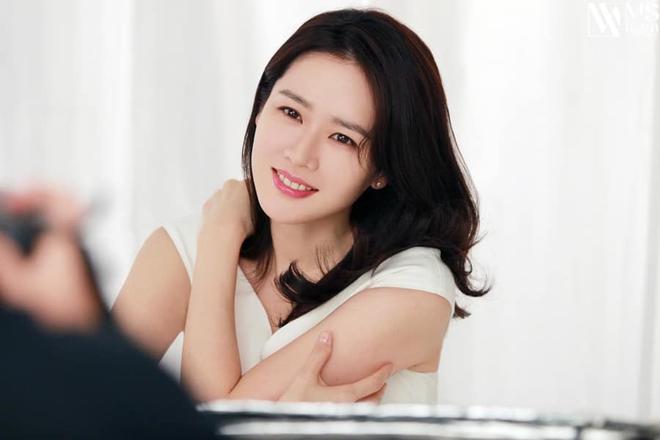 Son Ye Jin đẳng cấp như nữ thần mùa xuân, ảnh hậu trường còn xuất sắc hơn cả ảnh tạp chí - Ảnh 14.
