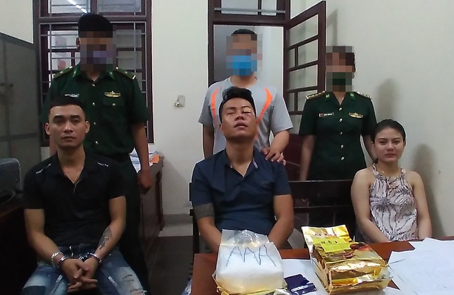 Bắt thiếu nữ cùng 3 nam thanh niên buôn ma túy ký gửi xe khách, thu giữ 4kg hàng - Ảnh 1. Bắt thiếu nữ cùng 3 nam thanh niên buôn ma túy ký gửi xe khách, thu giữ 4kg hàng - Ảnh 1.