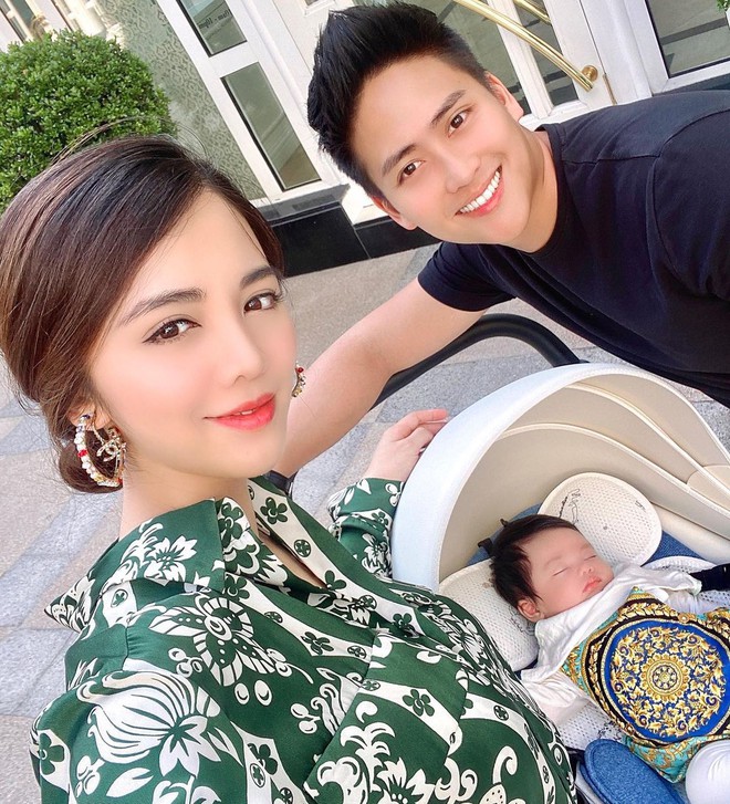 Khi rich kid lên chức phụ huynh, độ giàu sang thể hiện ngay từ khoản sắm đồ hiệu cho con - Ảnh 7. Khi rich kid lên chức phụ huynh, độ giàu sang thể hiện ngay từ khoản sắm đồ hiệu cho con - Ảnh 7.