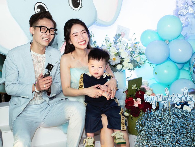 Khi rich kid lên chức phụ huynh, độ giàu sang thể hiện ngay từ khoản sắm đồ hiệu cho con - Ảnh 13. Khi rich kid lên chức phụ huynh, độ giàu sang thể hiện ngay từ khoản sắm đồ hiệu cho con - Ảnh 13.
