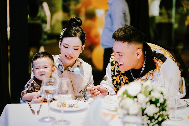Khi rich kid lên chức phụ huynh, độ giàu sang thể hiện ngay từ khoản sắm đồ hiệu cho con - Ảnh 17. Khi rich kid lên chức phụ huynh, độ giàu sang thể hiện ngay từ khoản sắm đồ hiệu cho con - Ảnh 17.