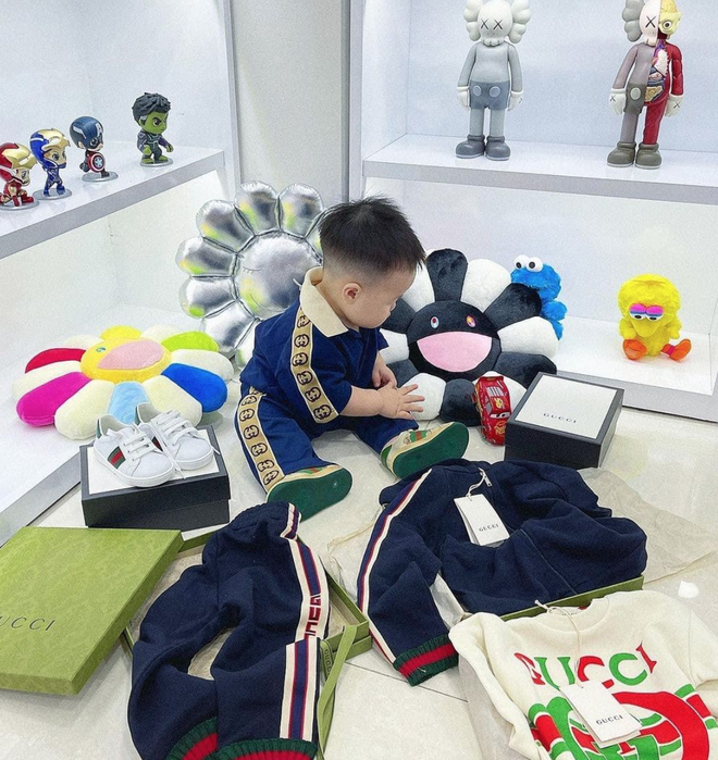 Khi rich kid lên chức phụ huynh, độ giàu sang thể hiện ngay từ khoản sắm đồ hiệu cho con - Ảnh 15. Khi rich kid lên chức phụ huynh, độ giàu sang thể hiện ngay từ khoản sắm đồ hiệu cho con - Ảnh 15.