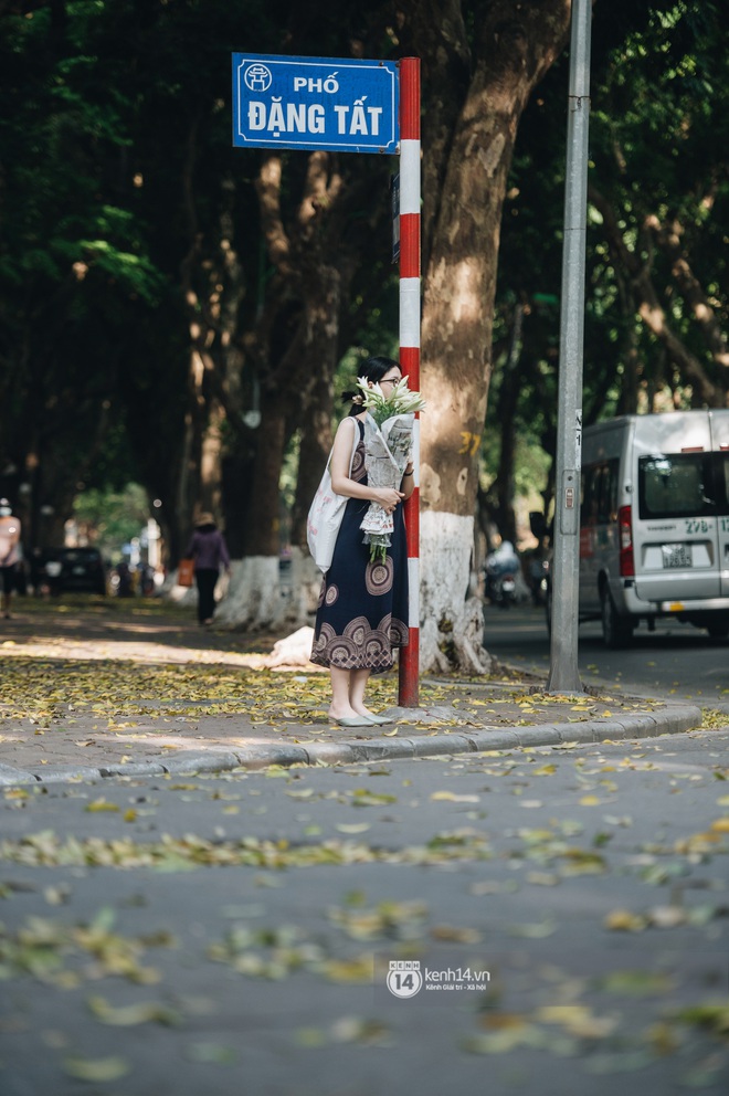 Hà Nội những ngày tháng 4, đi đâu cũng thấy bóng dáng loài hoa mỏng manh, tinh khôi và trong veo - Ảnh 1.