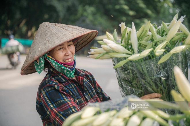 Hà Nội những ngày tháng 4, đi đâu cũng thấy bóng dáng loài hoa mỏng manh, tinh khôi và trong veo - Ảnh 2.