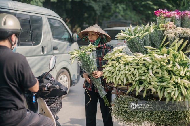 Hà Nội những ngày tháng 4, đi đâu cũng thấy bóng dáng loài hoa mỏng manh, tinh khôi và trong veo - Ảnh 2.