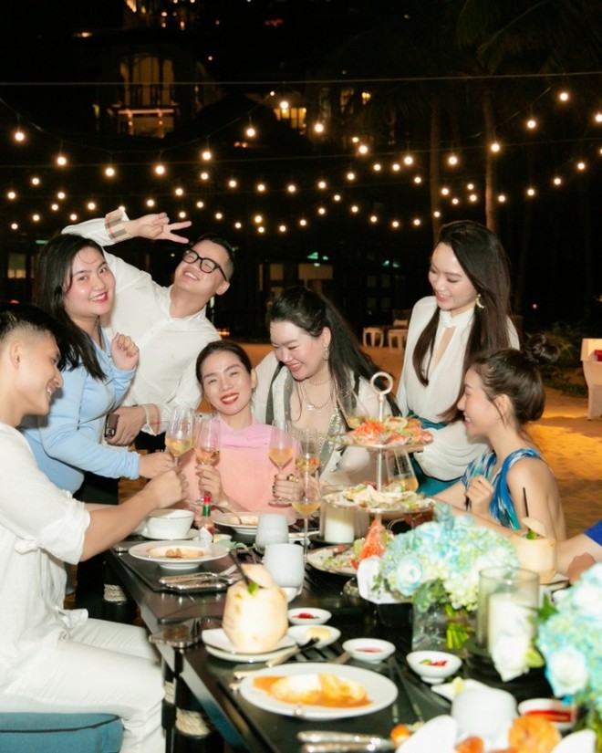 Cuối c&ugrave;ng Lệ Quy&ecirc;n đ&atilde; h&eacute; lộ m&oacute;n qu&agrave; L&acirc;m Bảo Ch&acirc;u tặng sinh nhật, nh&igrave;n l&agrave; biết t&igrave;nh trẻ chịu chi v&agrave; hiểu t&acirc;m l&yacute; n&agrave;ng thế n&agrave;o - Ảnh 6.