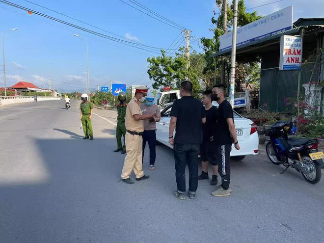 Chặn bắt ô tô chở 3 người Trung Quốc nhập cảnh chui - Ảnh 1.