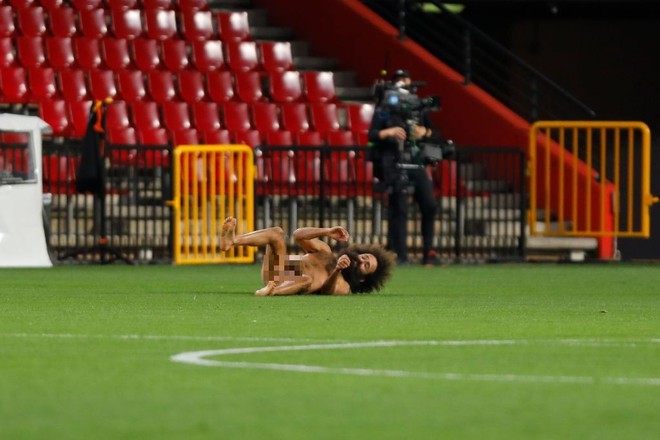 Sốc: Fan cuồng khỏa thân chạy quanh sân trong trận lượt đi tứ kết Europa League của MU - Ảnh 4.