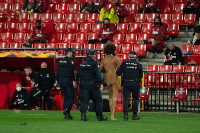 Sốc: Fan cuồng khỏa thân chạy quanh sân trong trận lượt đi tứ kết Europa League của MU - Ảnh 6.