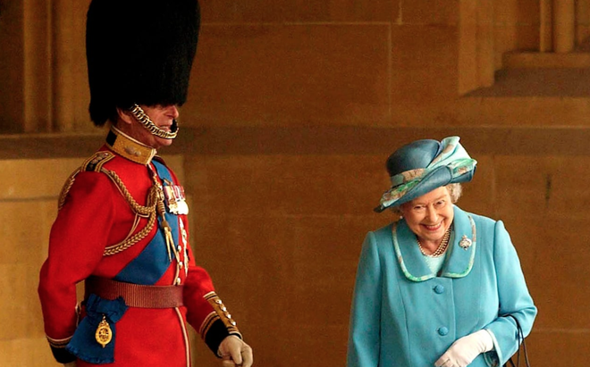 Chuyện tình 7 thập kỷ của Hoàng thân Philip và Nữ hoàng Anh qua lời người trong cuộc: Trân trọng từ những điều nhỏ nhất, ở bên nhau đến đầu bạc răng long - Ảnh 3.
