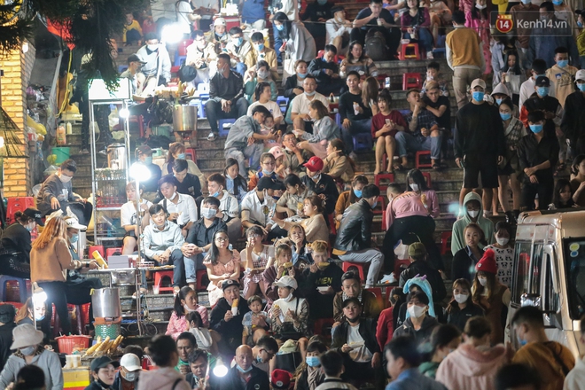Ảnh: "Rừng người" tiếp tục ken đặc ở chợ đêm Đà Lạt tối 1⁄5, công tác phòng chống dịch Covid-19 càng vất vả - Ảnh 9. Ảnh: "Rừng người" tiếp tục ken đặc ở chợ đêm Đà Lạt tối 1⁄5, công tác phòng chống dịch Covid-19 càng vất vả - Ảnh 9.