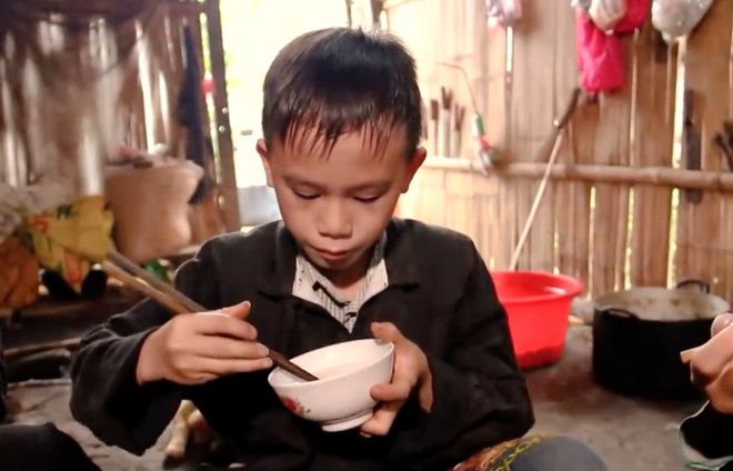 Video cậu b&eacute; HM&ocirc;ng ăn cơm với nước l&atilde; đun s&ocirc;i gi&uacute;p Si&ecirc;u T&agrave;i Năng Nh&iacute; đ&aacute;nh chiếm top trending  - Ảnh 4.