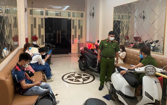 Hải Phòng phát hiện quán karaoke điều nhiều nữ nhân viên đến tiếp khách giữa dịch Covid-19 - Ảnh 1. Hải Phòng phát hiện quán karaoke điều nhiều nữ nhân viên đến tiếp khách giữa dịch Covid-19 - Ảnh 1.