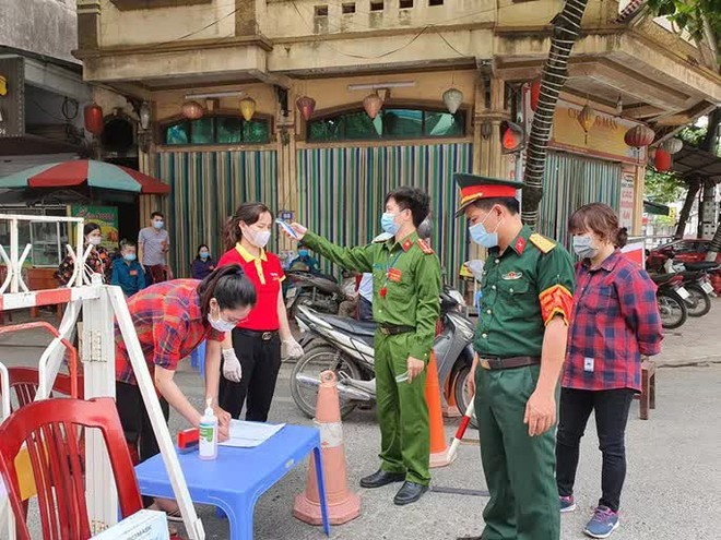 Một chủ tịch UBND thị trấn bị đ&igrave;nh chỉ c&ocirc;ng t&aacute;c do chống dịch lơ mơ - Ảnh 1.
