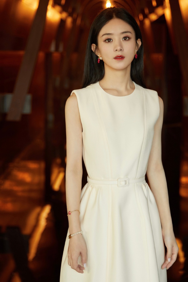 Triệu Lệ Dĩnh lần đầu xuất hiện giữa bê bối lộ clip ngoại tình: Bùng nổ visual xuất sắc, nhan sắc thuần khiết tựa nàng thơ - Ảnh 2.