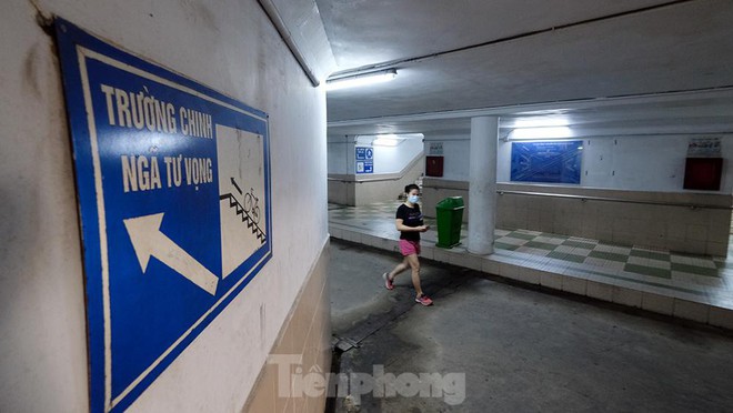 H&agrave; Nội: Trốn lực lượng chức năng, người d&acirc;n chui xuống hầm đi bộ tập thể dục - Ảnh 1.