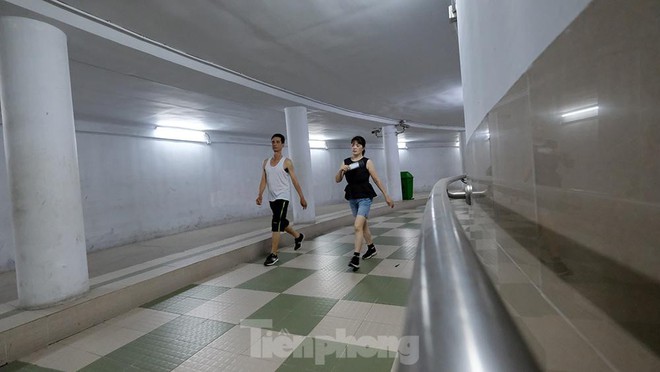 H&agrave; Nội: Trốn lực lượng chức năng, người d&acirc;n chui xuống hầm đi bộ tập thể dục - Ảnh 6.