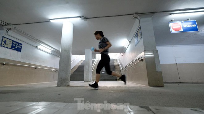 H&agrave; Nội: Trốn lực lượng chức năng, người d&acirc;n chui xuống hầm đi bộ tập thể dục - Ảnh 8.