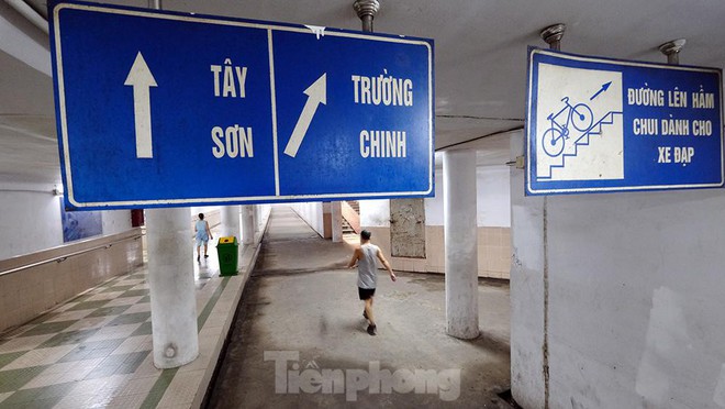 H&agrave; Nội: Trốn lực lượng chức năng, người d&acirc;n chui xuống hầm đi bộ tập thể dục - Ảnh 9.