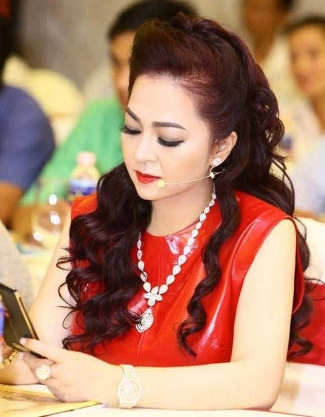Trang Trần lại thổi bùng cuộc chiến với bà Phương Hằng, thẳng thừng tuyên bố: "Nghe đến show chị là né nhanh khỏi bốc mùi" - Ảnh 5. Trang Trần lại thổi bùng cuộc chiến với bà Phương Hằng, thẳng thừng tuyên bố: "Nghe đến show chị là né nhanh khỏi bốc mùi" - Ảnh 5.