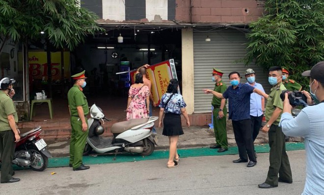 H&agrave; Nội: 21 trường hợp kh&ocirc;ng đeo khẩu trang bị phạt 35 triệu đồng - Ảnh 1.