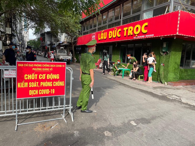 H&agrave; Nội: 21 trường hợp kh&ocirc;ng đeo khẩu trang bị phạt 35 triệu đồng - Ảnh 2.