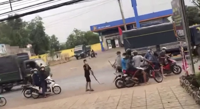 Đồng Nai: Lạnh gáy 2 nữ sinh kéo hàng chục thanh thiếu niên đi hỗn chiến  - Ảnh 1.