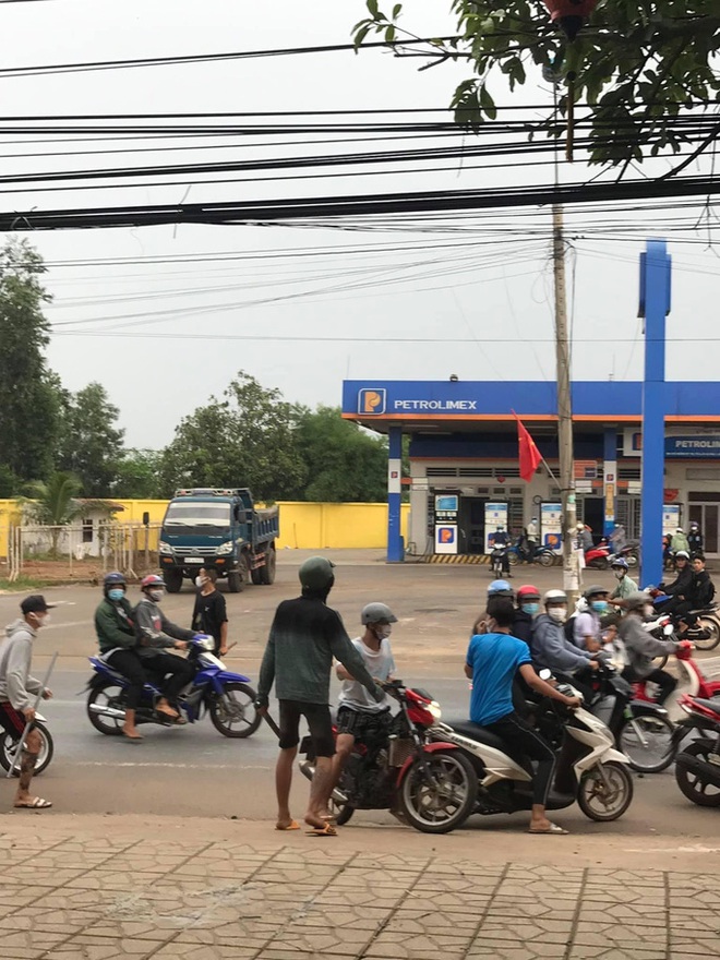 Đồng Nai: Lạnh gáy 2 nữ sinh kéo hàng chục thanh thiếu niên đi hỗn chiến  - Ảnh 3.