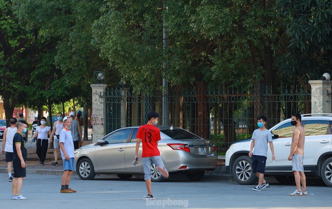 Hà Nội lập chốt ngăn người dân vượt rào tập thể dục ở công viên, vườn hoa - Ảnh 11.
