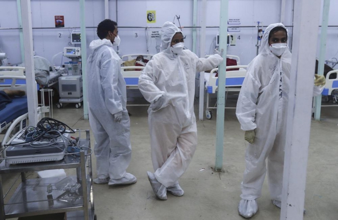 Bên trong bệnh viện dã chiến điều trị cho hàng nghìn bệnh nhân Covid-19 ở Ấn Độ - Ảnh 13.