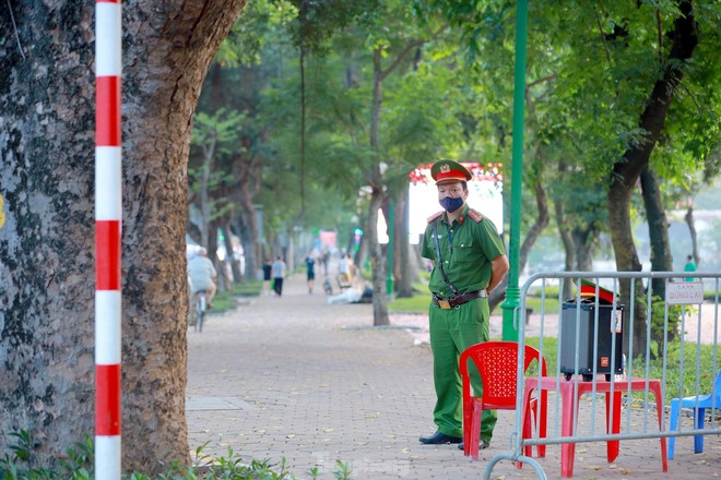 Hà Nội lập chốt ngăn người dân vượt rào tập thể dục ở công viên, vườn hoa - Ảnh 3.
