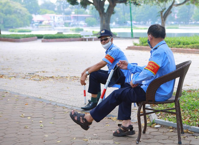 Hà Nội lập chốt ngăn người dân vượt rào tập thể dục ở công viên, vườn hoa - Ảnh 6.