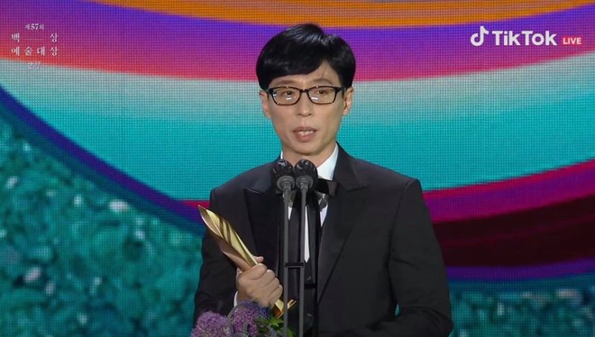 Yoo Jae Suk thắng lớn tại Baeksang 2021, lập kỷ lục nghệ sĩ duy nhất Kbiz ẵm 17 giải Daesang trong sự nghiệp! - Ảnh 1.