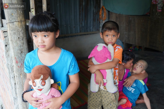 3 đứa trẻ bệnh tật, đói ăn trong căn chòi rách nát: "Mấy bạn nói nhà con nghèo, có anh trai bại não nên không được chơi chung" - Ảnh 1.