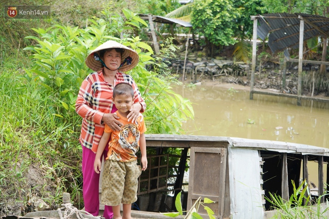 3 đứa trẻ bệnh tật, đói ăn trong căn chòi rách nát: "Mấy bạn nói nhà con nghèo, có anh trai bại não nên không được chơi chung" - Ảnh 11. 3 đứa trẻ bệnh tật, đói ăn trong căn chòi rách nát: "Mấy bạn nói nhà con nghèo, có anh trai bại não nên không được chơi chung" - Ảnh 11.