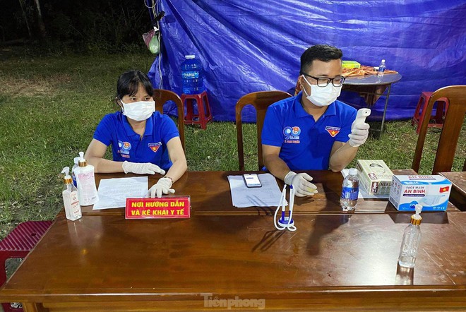 Hai vợ chồng t&igrave;nh nguyện trực chốt kiểm so&aacute;t dịch COVID-19 - Ảnh 1.