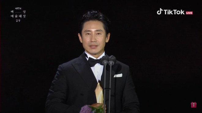 Kết quả Baeksang 2021: Yoo Ah In lại lên ngôi Ảnh Đế, ác nữ Penthouse được xướng tên rồi - Ảnh 3. Kết quả Baeksang 2021: Yoo Ah In lại lên ngôi Ảnh Đế, ác nữ Penthouse được xướng tên rồi - Ảnh 3.