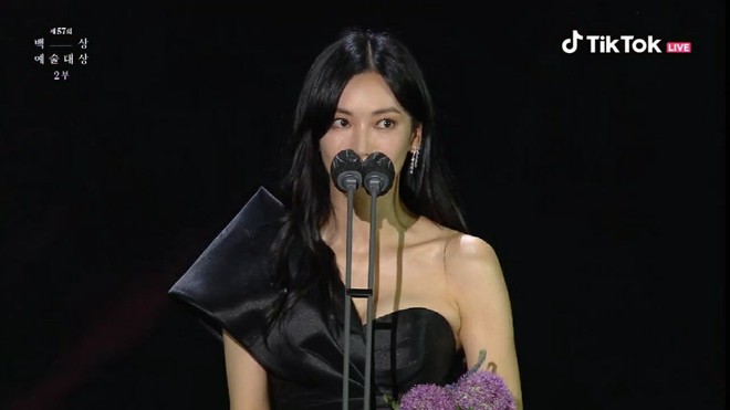 Kết quả Baeksang 2021: Yoo Ah In lại lên ngôi Ảnh Đế, ác nữ Penthouse được xướng tên rồi - Ảnh 4. Kết quả Baeksang 2021: Yoo Ah In lại lên ngôi Ảnh Đế, ác nữ Penthouse được xướng tên rồi - Ảnh 4.