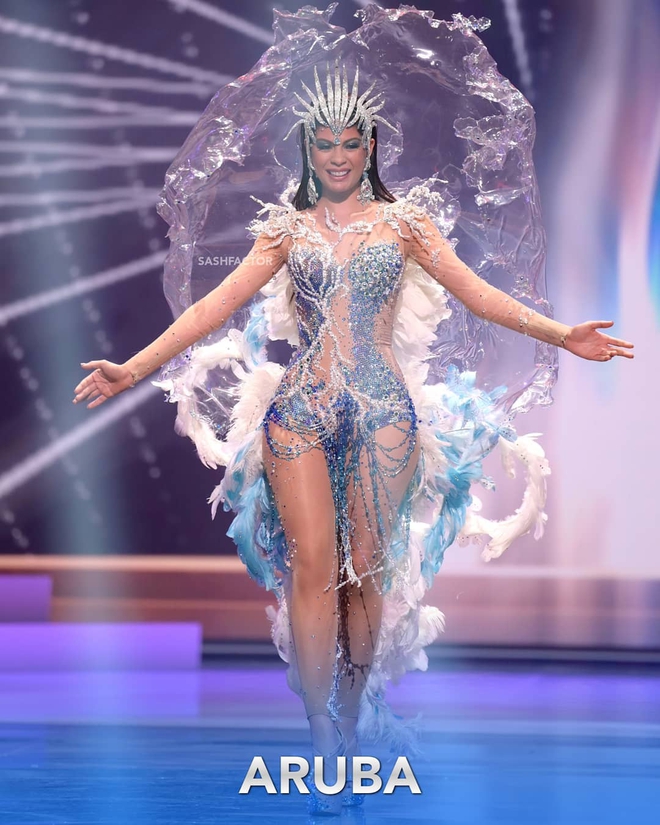 Đêm thi Quốc phục Miss Universe: Khánh Vân trình diễn Kén Em với cú xoay catwalk gây sốt, loạt Hoa hậu gặp sự cố sân khấu - Ảnh 13.