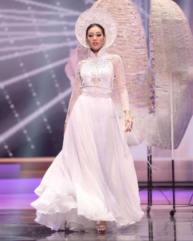 Đêm thi quốc phục Miss Universe: Khánh Vân lộ diện cực thần thái với cú xoay catwalk gây sốt, nhiều nàng hậu gặp sự cố sân khấu - Ảnh 8.