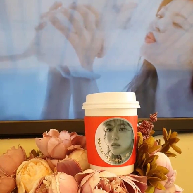 Song Hye Kyo nhận xe cà phê ủng hộ từ mỹ nhân công khai &quot;dìm hàng&quot; nhan sắc mình, cớ sao vẫn vui vẻ thế này? - Ảnh 2.