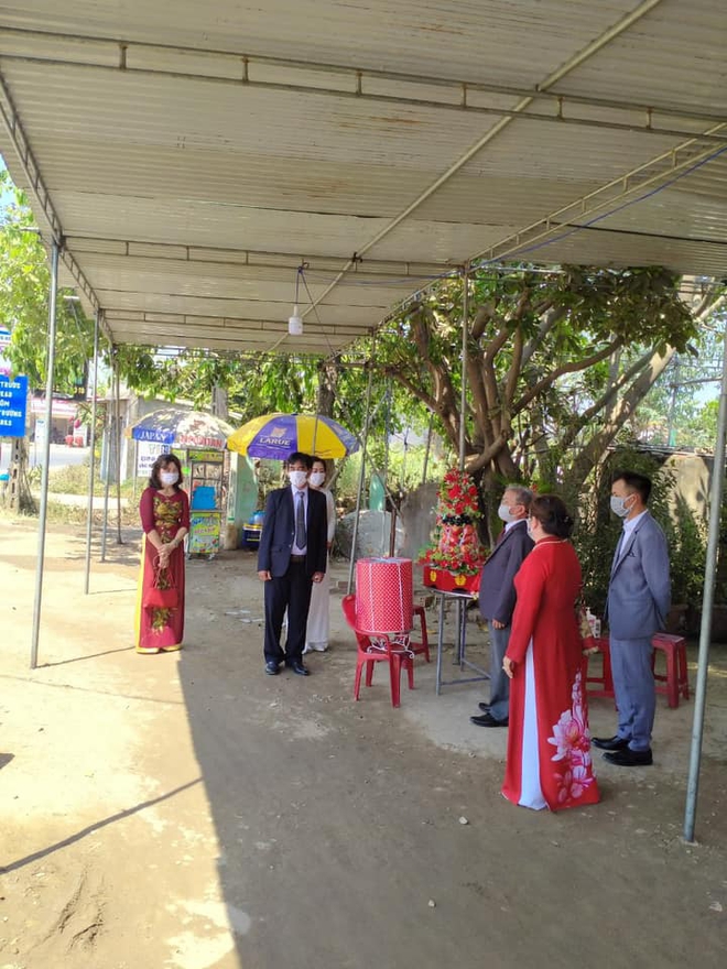Phòng Covid-19, nhà trai và nhà gái tổ chức đám hỏi ngay tại chốt kiểm dịch - Ảnh 1. Phòng Covid-19, nhà trai và nhà gái tổ chức đám hỏi ngay tại chốt kiểm dịch - Ảnh 1.