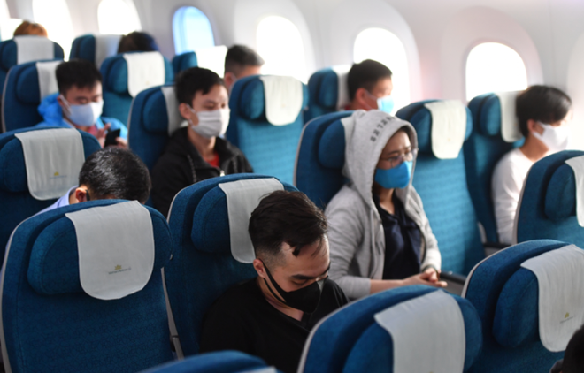 Một hãng bay Việt nhanh trí ứng phó với làn sóng Covid mới: Khách mua vé máy bay được tặng ghế trống bên cạnh để đảm bảo giãn cách - Ảnh 1.