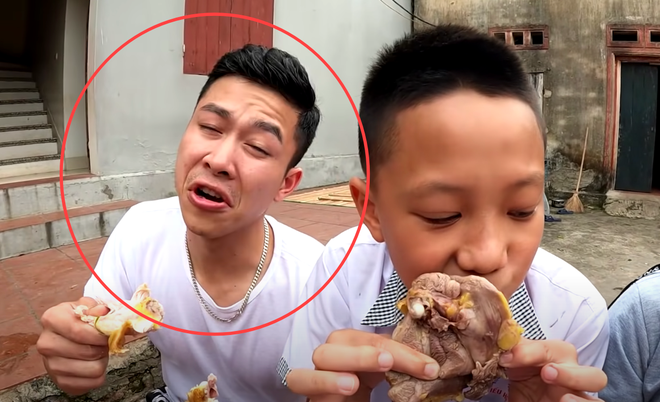 Drama cực căng ở quê bà Tân Vlog: Một thanh niên bỏ nhà đi theo bạn gái, hôm sau xuất hiện trong clip ăn chực - Ảnh 3. Drama cực căng ở quê bà Tân Vlog: Một thanh niên bỏ nhà đi theo bạn gái, hôm sau xuất hiện trong clip ăn chực - Ảnh 3.