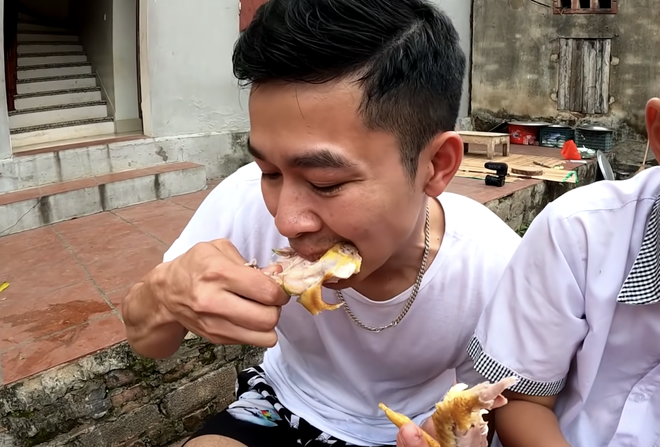 Drama cực căng ở quê bà Tân Vlog: Một thanh niên bỏ nhà đi theo bạn gái, hôm sau xuất hiện trong clip ăn chực - Ảnh 6. Drama cực căng ở quê bà Tân Vlog: Một thanh niên bỏ nhà đi theo bạn gái, hôm sau xuất hiện trong clip ăn chực - Ảnh 6.